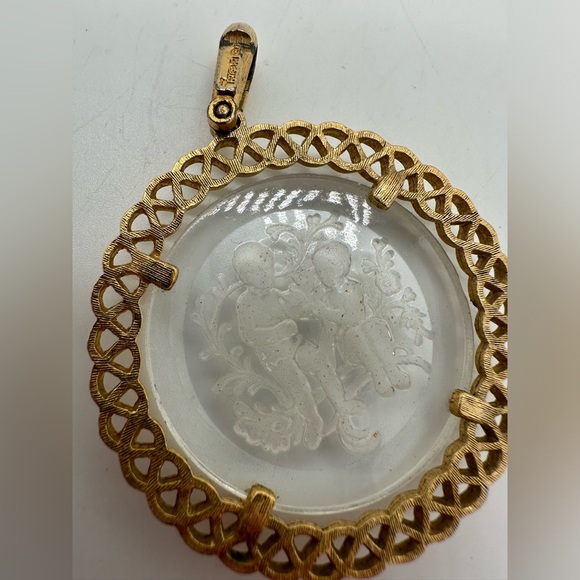 Vintage Trifari gold tone and etched glass Gemini twins pendant - Picture 4 of 6